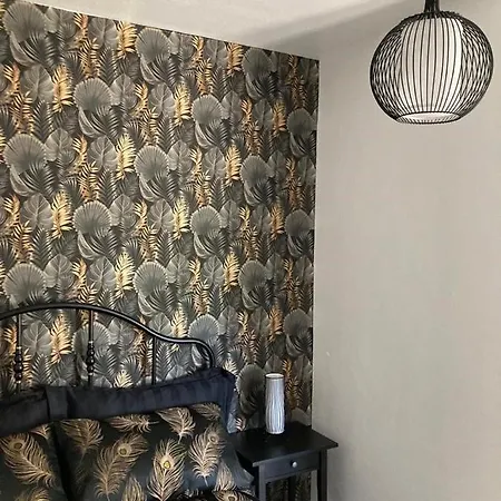 Adorable 1 Bed With Stunning Outside Space *