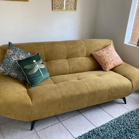 Adorable 1 Bed With Stunning Outside Space